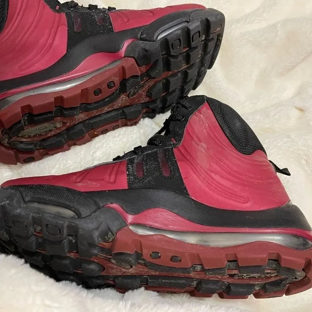 Nike Air Max Boys Burgundy and Black Boots Size 5.5 Youth